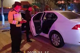 精神抑郁女子凌晨开车上了高速，民警冒着大雾寻找图片