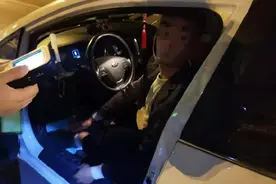 男子左脚受伤无法走路 为见女友酒驾上高速图片