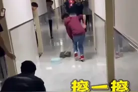 脸盆、拖把齐上阵！高校宿舍里玩起山寨版冰壶！快乐就是这么简单图片