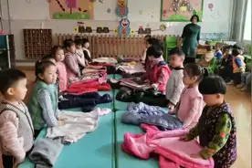 情报站｜我能行！济南一幼儿园组织叠衣比赛，锻炼幼儿自理能力图片