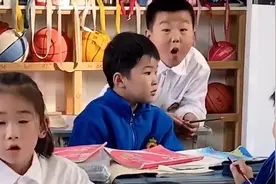 太有爱了！全班为考一百分的同学欢呼，隔着屏幕都感受到他们开心图片