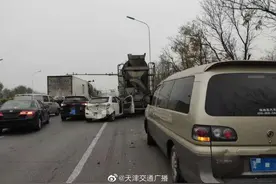 天津 成林桥上四车事故 其中三车并排挤在一起图片