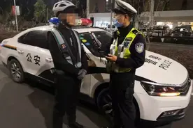 男子忘关代驾软件喝4两白酒被派单开车，车主：他喝得比我多图片