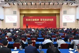 中国石化在京举办“传承石油精神 誓夺双战双胜”先进事迹报告会图片