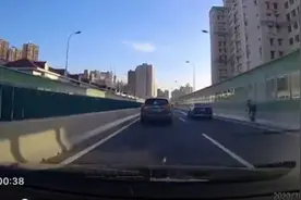 小伙子骑自行车上高架，交警：罚图片