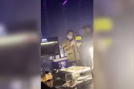 32秒丨动感十足！酒吧保洁阿姨拿扫帚跟随音乐“蹦迪”视频封面