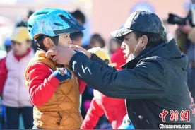 西藏拉萨体育项目进校园 萌娃学练滑步车图片