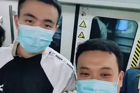 辽宁后卫赵继伟地铁给奶爸让座，他的一系列举动都很加分图片