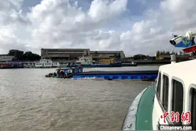 上海一货船在黄浦江沉没 打捞工作正在进行图片