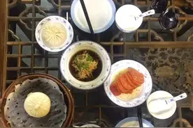扬州“皮包水”进入上海早餐  |“小轻新”百秒食早餐车亮相街头图片