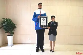 挑战吉尼斯纪录成功！四川乐山14岁男孩高221.03厘米，成世界最高青少年图片