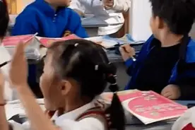 全班为考100分的同学欢呼！隔着屏幕都感受到了单纯的快乐图片