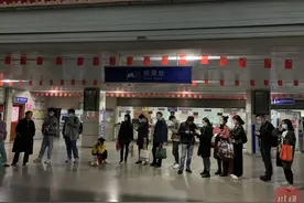 民情丨旅客排长队滞留车站，什邡到成都摆渡车“无车可发”图片