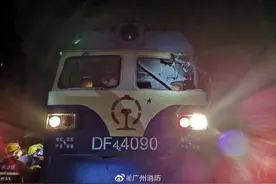 广州一吊臂车挂钩脱落撞向载货火车 2名火车司机受伤图片