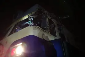 吊臂车挂钩脱落撞向货运列车 2名司机受伤图片