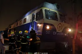昨夜，广州一吊臂车挂钩脱落撞向载货火车，2名火车司机受伤图片