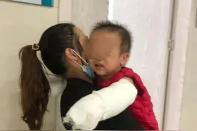 泉州：2岁男童双手被开水烫伤 奶奶用鸡蛋清涂抹后休克图片