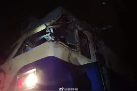 广州一吊臂车挂钩脱落撞向火车 两名火车司机受伤图片