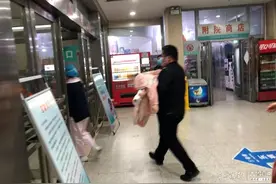 兖州一幼儿因烫伤急需转院，交警出动了图片