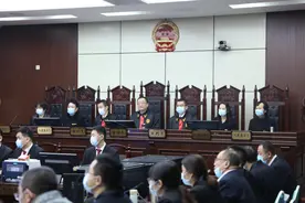 青岛市北法院开庭审理顾某福、顾某荣等20人涉黑案图片