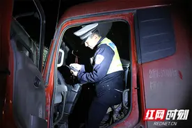 超限超载货车司机用对讲机通风报信 常宁交警一夜查处17台图片