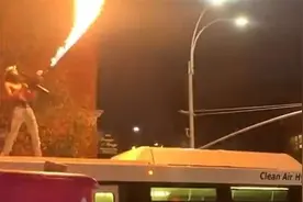 赤身男子拿着火焰喷射器跳到有人公交车车顶 猛喷火焰遭警方追查图片