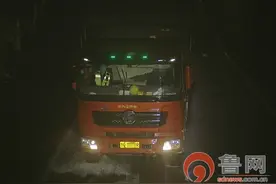 淄博沂源交警：雨夜出击 查扣两台严重超载大货车图片