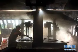 咖啡飘香：马来西亚63岁老伯和他的传统咖啡粉厂图片