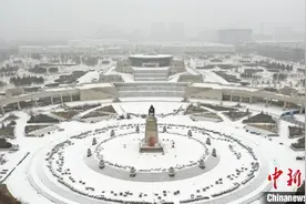 内蒙古遇入冬以来最大范围降雪 致航班延误、取消 出行遇阻图片