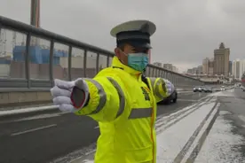天山网雪天路滑 乌鲁木齐交警上勤保障交通图片