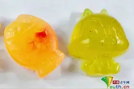 太实用！高校实验课上，学生自制卡通透明皂送恋人图片