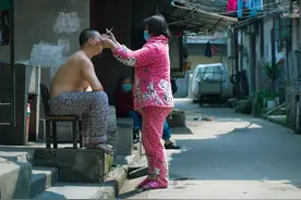 她在北京摆摊剃头的第十年图片