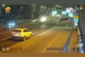 洛江：货车违停在高架桥上 司机弃车逃之夭夭图片