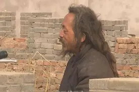 流浪大叔出口成章还会飙英语，自称是研究生，曾计划步行前往俄罗斯求学图片