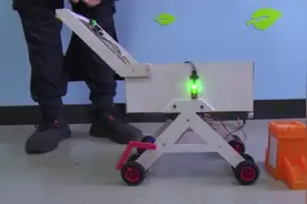 能自动刹车！初中生发明智能防碰撞婴儿车视频封面
