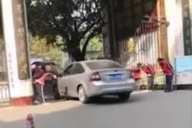 四川一中学学生列队鞠躬迎老师开车入校，当地回应图片