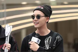 陈伟霆身着背带裤造型 超酷可爱图片