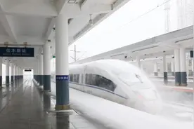 雨雪冰冻天气影响 哈尔滨铁路5对列车停运图片
