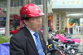 什么矛盾？父亲冲进教室掐同学脖子，孩子还掏出伸缩棍图片
