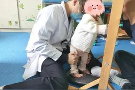 爹妈发愁：我们家宝宝还不会爬怎么办？医生说可能是这些原因所致图片