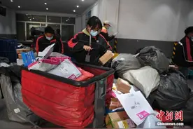 “双11”快递包装去哪了？收废品大妈一天收800斤纸箱图片