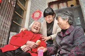 105岁老织娘 穿针引线织帽忙图片