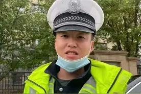 大连一校门前“雷克萨斯女”拍警号要投诉！另一车主：我也拍！表扬图片