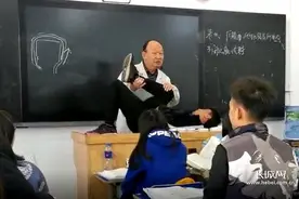 「凡人微光」把讲台当病床来演示，这位老师从骨子里喜欢上课图片