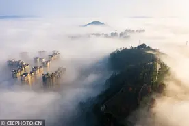 湖南吉首：雾中新城 诗意栖居图片