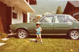 被瑞士夫妇收养的韩国男孩，家庭相册里的成长故事图片