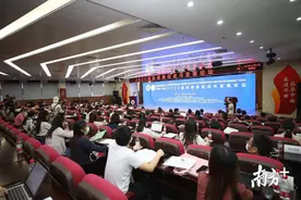 美国国家医学院院士：美新冠病人数可能是确诊数的6至24倍图片