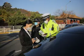 交警故宫北门前查违停 半小时内13辆车被罚，网约车居多图片