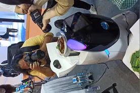 机器人“厨神”现场烹饪马桥豆腐干？上海这个区携各类功能机器人亮相长三角文博会图片