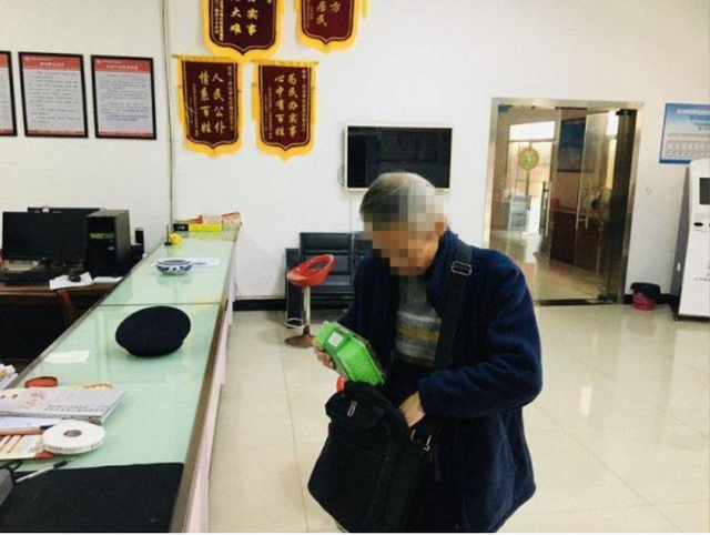 80岁老人接到“召回电话”，背后真相太催泪…